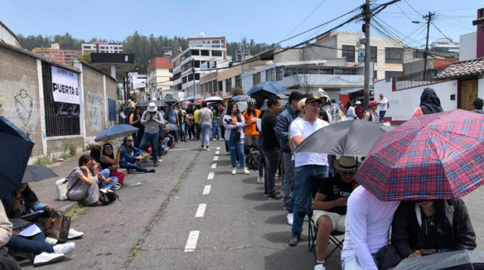 Las personas esperaron en los exteriores del estadio Atahualpa desde tempranas horas para asistir al concierto de Romeo Santos. Foto: Diego Pallero/ EL COMERCIO