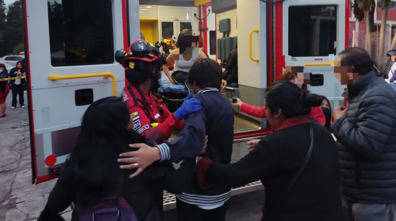 Bomberos Quito atendieron a los alumnos afectados. Foto: Cortesía
