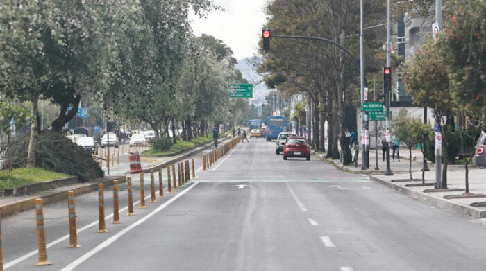 Las vías del norte de Quito lucían desoladas, en las primeras horas del inicio del feriado por las elecciones. Foto: Diego Pallero/ EL COMERCIO
