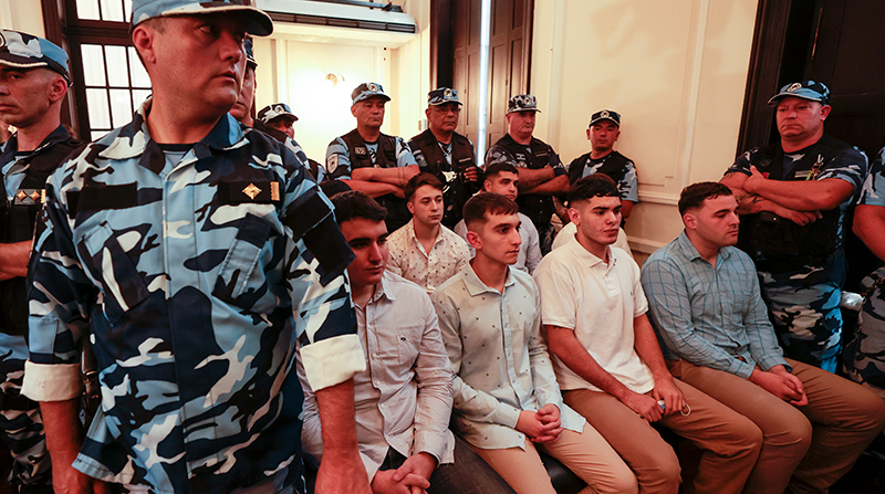 Fotografía que muestra a los imputados por el asesinato de Fernando Báez Sosa durante una audiencia este lunes, en Dolores (Argentina). Foto: EFE