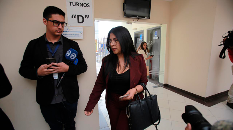 En imagen la fiscal del caso, María Isabel Jiménez, antes de entrar a la audiencia contra Germán Cáceres. Foto: Julio Estrella / EL COMERCIO
