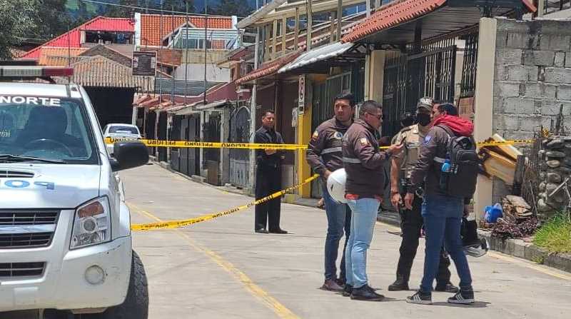Policía y personal de la Dinasep recorrieron la zona donde fue hallado el cuerpo de Maribel Castillo. Foto: Cortesía Twiter Fiscalía Ecuador