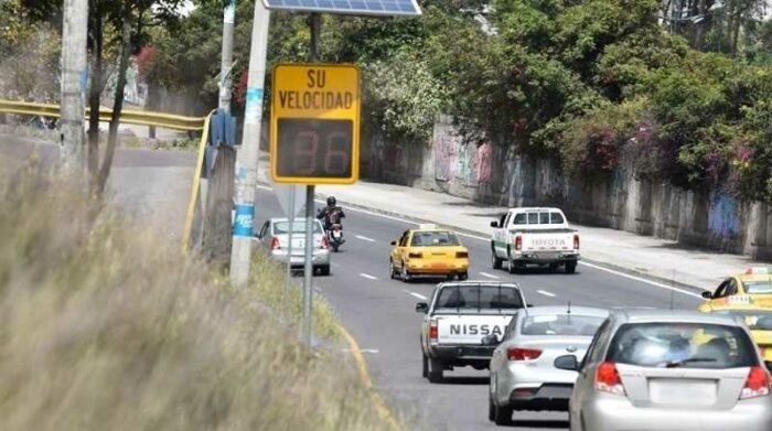 En la capital existen 14 fotorradares instalados en las vías rápidas: avenidas Mariscal Sucre, Simón Bolívar y Ruta Viva. Foto: Cortesía AMT