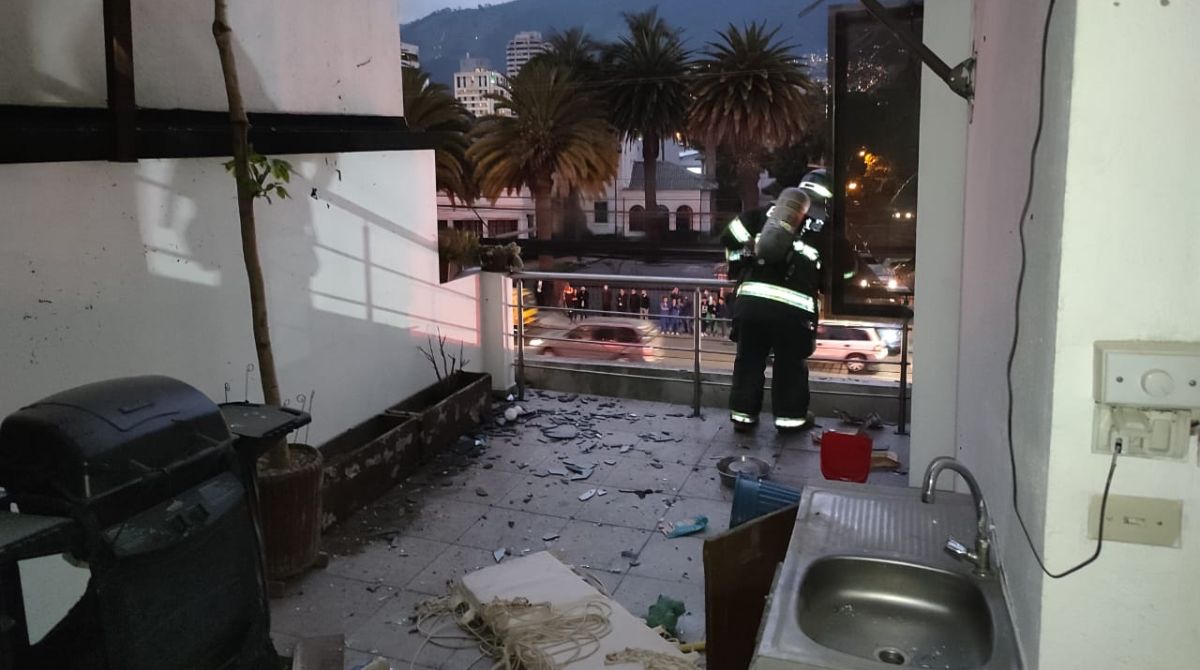 Cuerpo de Bomberos de Quito en plena intervención de la explosión. Foto: Twitter @BomberosQuito