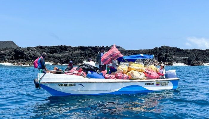 Una embarcación trasladó la basura hasta el sitio de disposición final. Foto: Ministerio del Ambiente