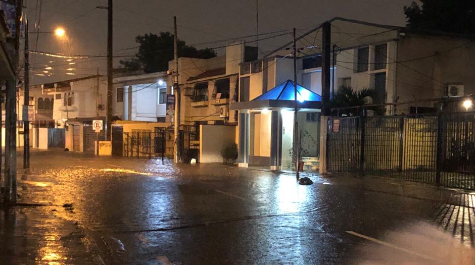 Lluvias e inundaciones se apoderaron de Guayaquil la noche de este viernes 20 de febrero. Foto: Enrique Pesantes/ EL COMERCIO