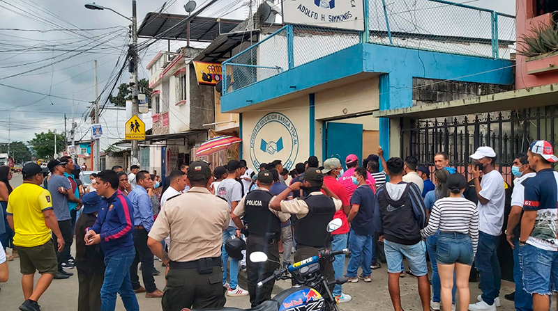 Personal policial llegó hasta el recinto electoral ante el fallecimiento del hombre. Foto: EL COMERCIO