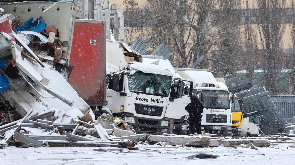 Destrucción causada por un misil en Járkov, en el norte de Ucrania. Foto: EFE