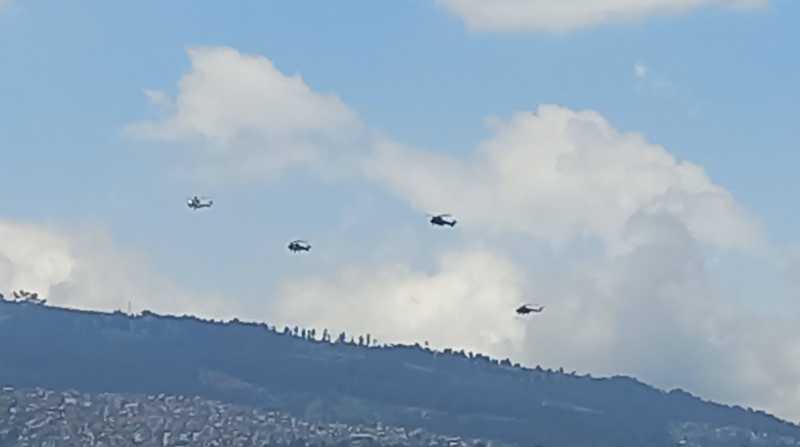 Varias aeronaves fueron vistas en el cielo de Quito. Foto: Cortesía Twitter @sabern58