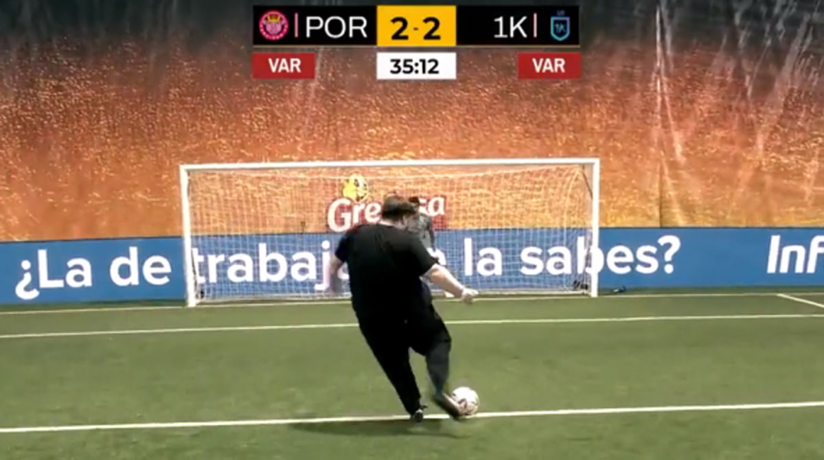 Momento del penal convertido por Ibai Llanos a Iker Casillas. Foto: Captura de pantalla