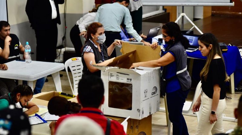 Arrancó el conteo de votos del CNE en la Delegación Provincial Electoral del Guayas. Foto: Enrique Pesantes / EL COMERCIO