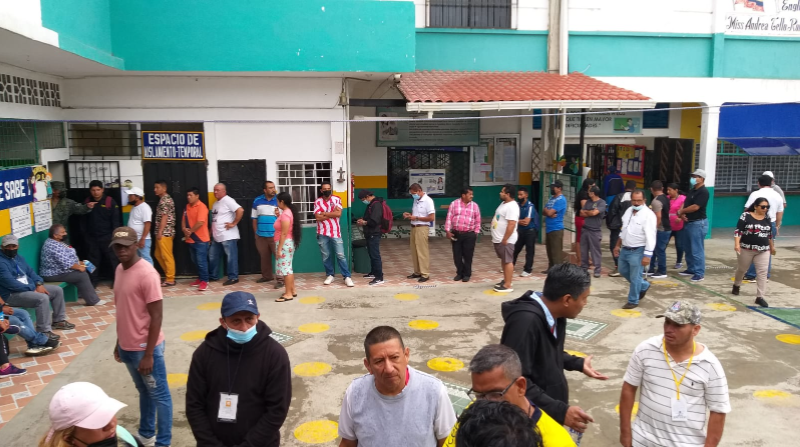Votación en la unidad educativa Edmundo Carmody de Durán. Foto: cortesía César Tello