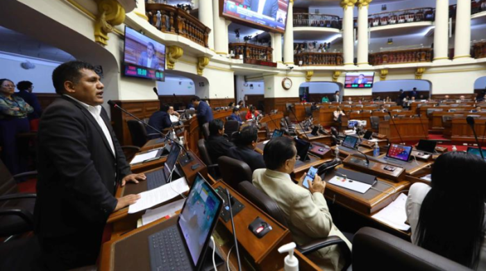 Fotografía cedida por el Congreso de Perú que muestra otra sesión del pleno que debate un proyecto de ley para adelantar elecciones generales, en Lima (Perú). Foto: EFE