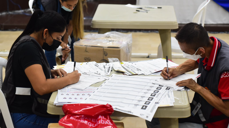 Se realiza el conteo de votos en la Delegación Provincial Electoral del Guayas. Foto: Enrique Pesantes / EL COMERCIO
