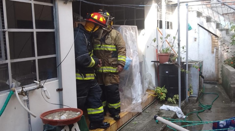 Un incendio en una vivienda fue controlado por los bomberos, que rescataron dos gatos. Foto: Bomberos Ambato