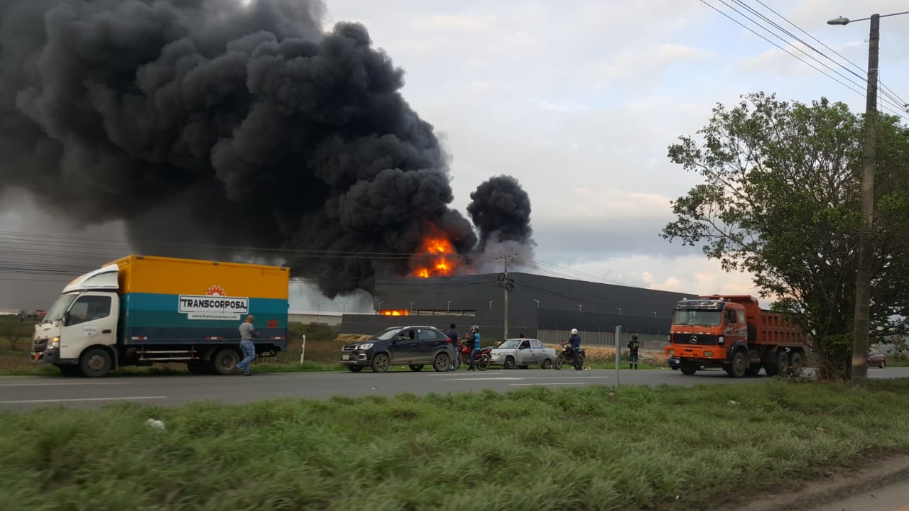 Un incendio de gran magnitud afectaba una empresa en la vía Durán - Boliche la tarde del miércoles 1 de febrero del 2023.. Foto cortesía