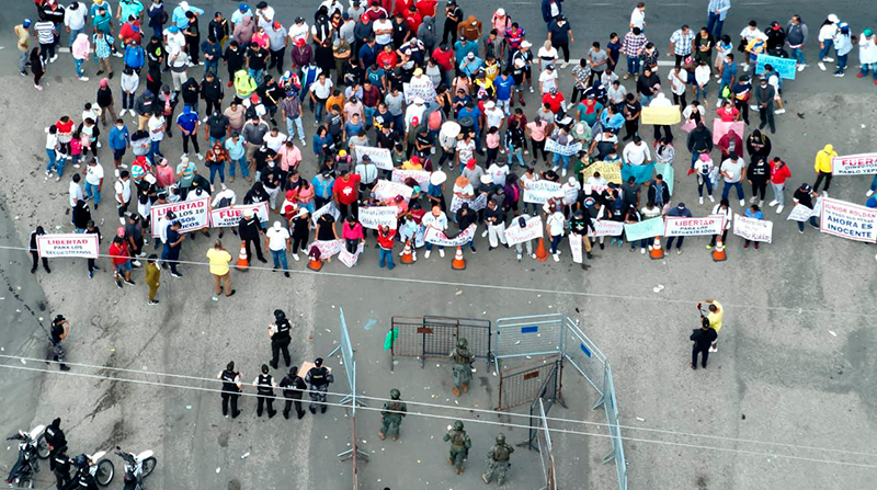 El 8 de febrero, varios pobladores realizaron un plantón en los exteriores del complejo carcelario de Guayaquil para pedir la liberación de Junior R. Foto: Twitter