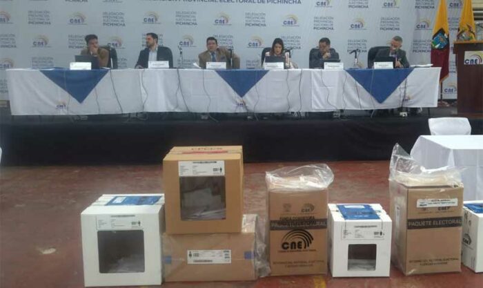 En la Junta Provincial de Pichincha se realiza el escrutinio de los votos para alcalde, prefecto, concejales. Foto: Daniel Romero / EL COMERCIO