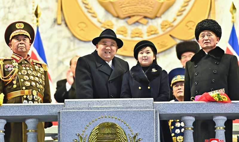 La hija de Kim Jong-un presenció un desfile militar en el palco de autoridades. Foto: EFE / Agencia Central de Noticias de Corea del Norte
