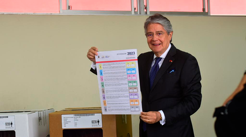 El presidente Guillermo Lasso, durante su votación en la consulta popular. Foto: Enrique Pesantes / EL COMERCIO