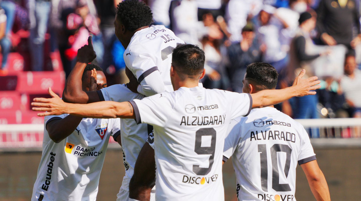 Jugadores de Liga festejan el gol de José Angulo ante Deportivo Cuenca en la Copa de Campeones. Foto: @LDU_Oficial