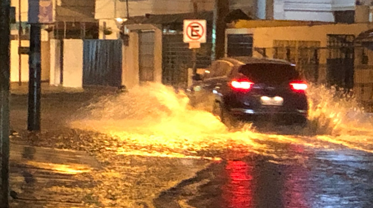 La ciudad de Guayaquil, y sus vecinas Durán y Samborondón soportaron más de 14 horas de lluvia. Foto Enrique Pesantes.