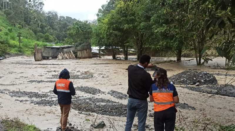 En Pallatanga se realizan recorridos a fin de identificar las variantes de agua que aceleran los desbordamiento del río y erosión lateral. Foto: Cortesía Twitter Riesg