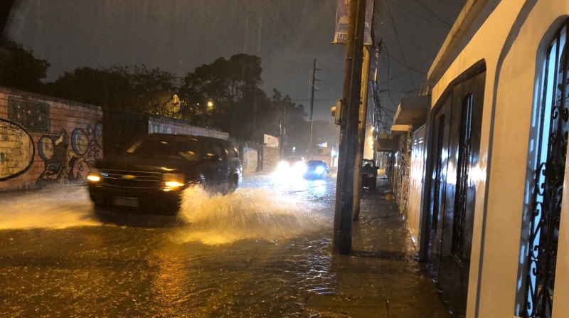 En Guayaquil, las fuertes lluvias han causado caos en el tránsito e inundación de calles. Foto: Enrique Pesantes / EL COMERCIO