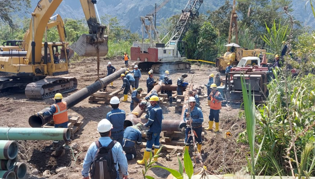 Al menos, 40 técnicos de Petroecuador trabajan en la zona del río Marker para atender la emergencia. Foto: Cortesía