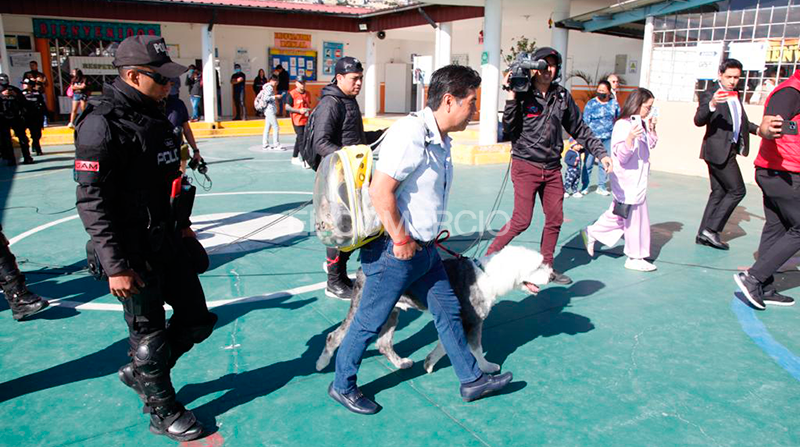 Jorge Yunda sufragó acompañado de su perro y gato. Foto: Patricio Terán / EL COMERCIO