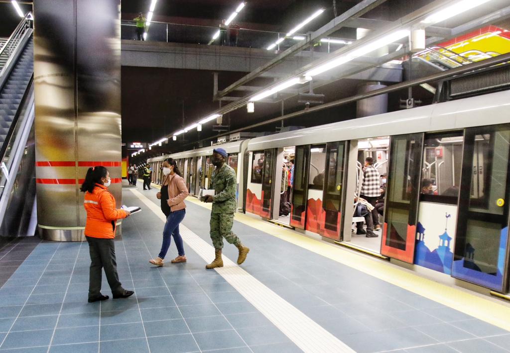 El Metro de Quito está realizando viajes de inducción gratuitos con pasajeros. Carlos Noriega/EL COMERCIO