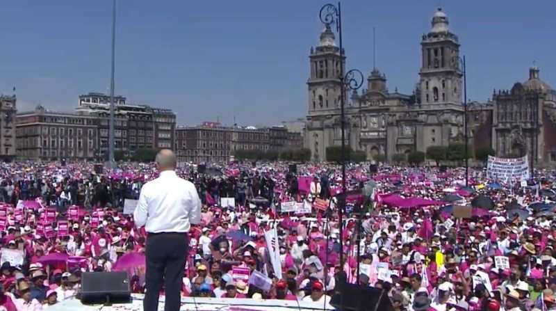 Miles de mexicanos se congregaron este domingo en el Zócalo o Plaza de la Constitución. Foto: Cortesía Twitter @mario_dico50