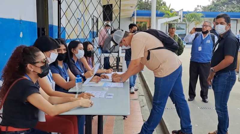 Miembros de las juntas receptora del voto participaron del proceso de votaciones y conteo por lo menos 16 horas. Foto: EL COMERCIO