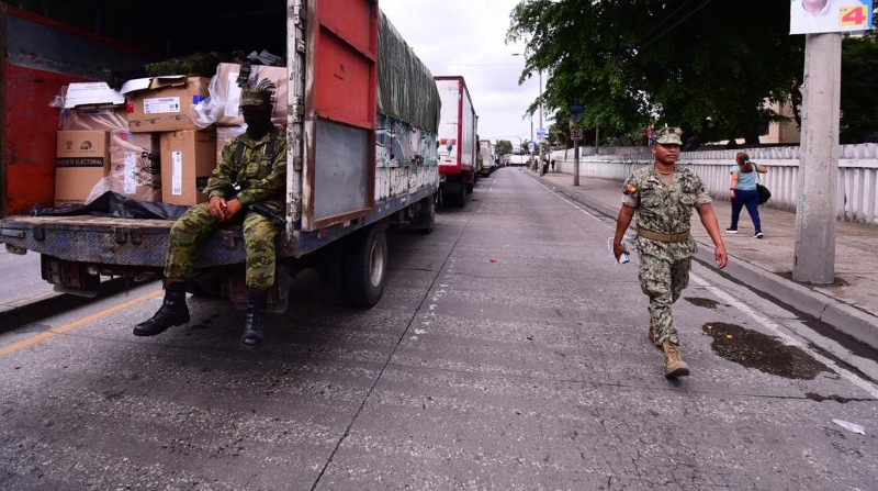 Camiones con paquetes electorales ingresaron a la delegación provincial electoral de Guayas, el 6 de febrero del 2023. Foto: Enrique Pasantez/ El Comercio