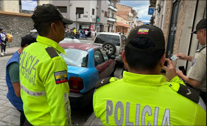 Un ciudadano fue multado por estacionar su vehículo al pie de un recinto electoral en Cuenca. Foto: Lineida Castillo / El Comercio