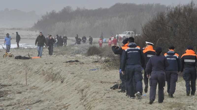 Unidades de emergencia acudieron al rescate de los migrantes. Foto: EFE