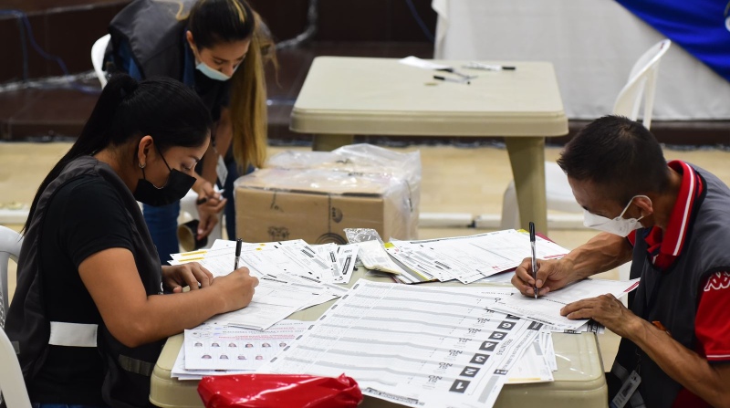 En el CNE prosigue el conteo oficial de votos. Foto: Enrique Pesantes / EL COMERCIO