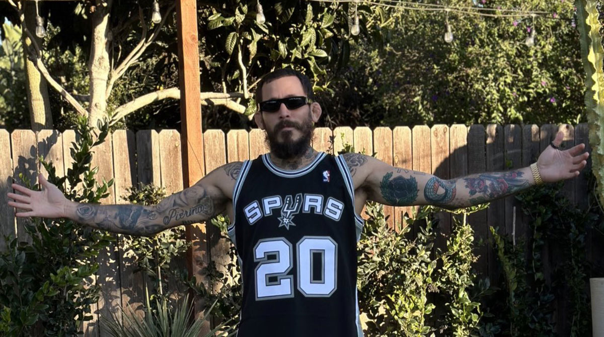 Marlon Vera, luchador de la UFC, con la camiseta de los San Antonio Spurs de la NBA. Foto: @MatthewGuti18