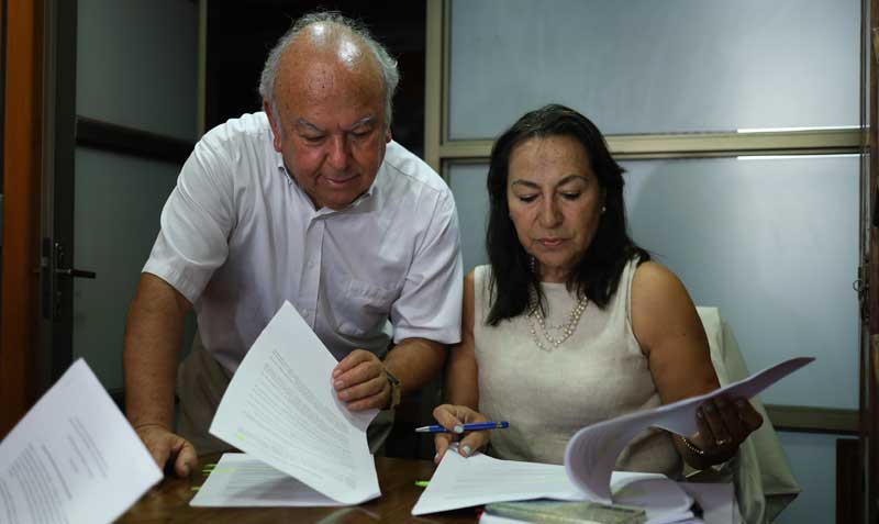 En la imagen Rodolfo Reyes, abogado y sobrino de Pablo Neruda, junto a Elizabeth Flores, abogada. Foto: EFE