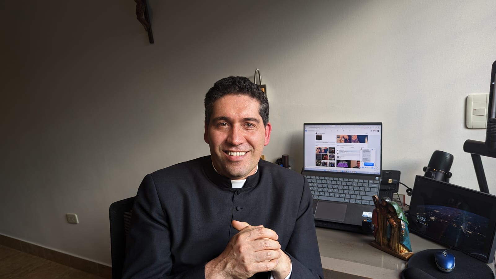 El Padre Juan Carlos Vásconez se refiere al impacto de las redes sociales en la religión católica. Foto: cortesía