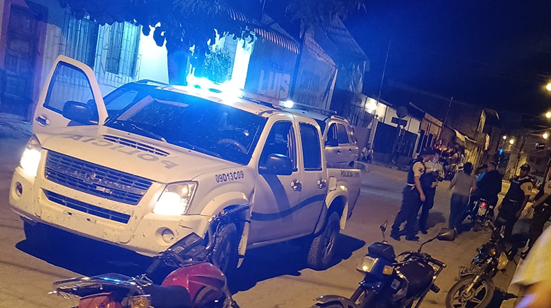 Policía Nacional llegó hasta el domicilio del candidato tras el reporte de disparos. Foto: Twitter @elvisdj48