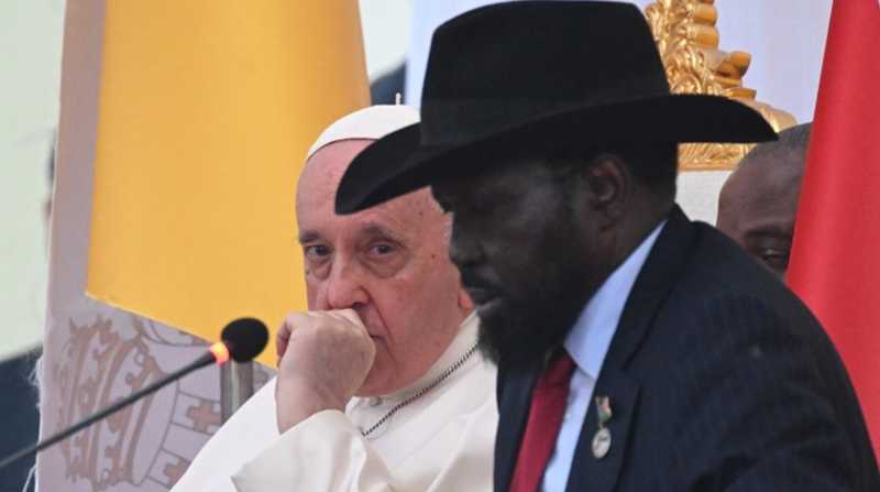 El papa Francisco y el presidente de Sudán del Sur, Salva Kiir (d), durante su encuentro. Foto: EFE/ Ciro Fusco