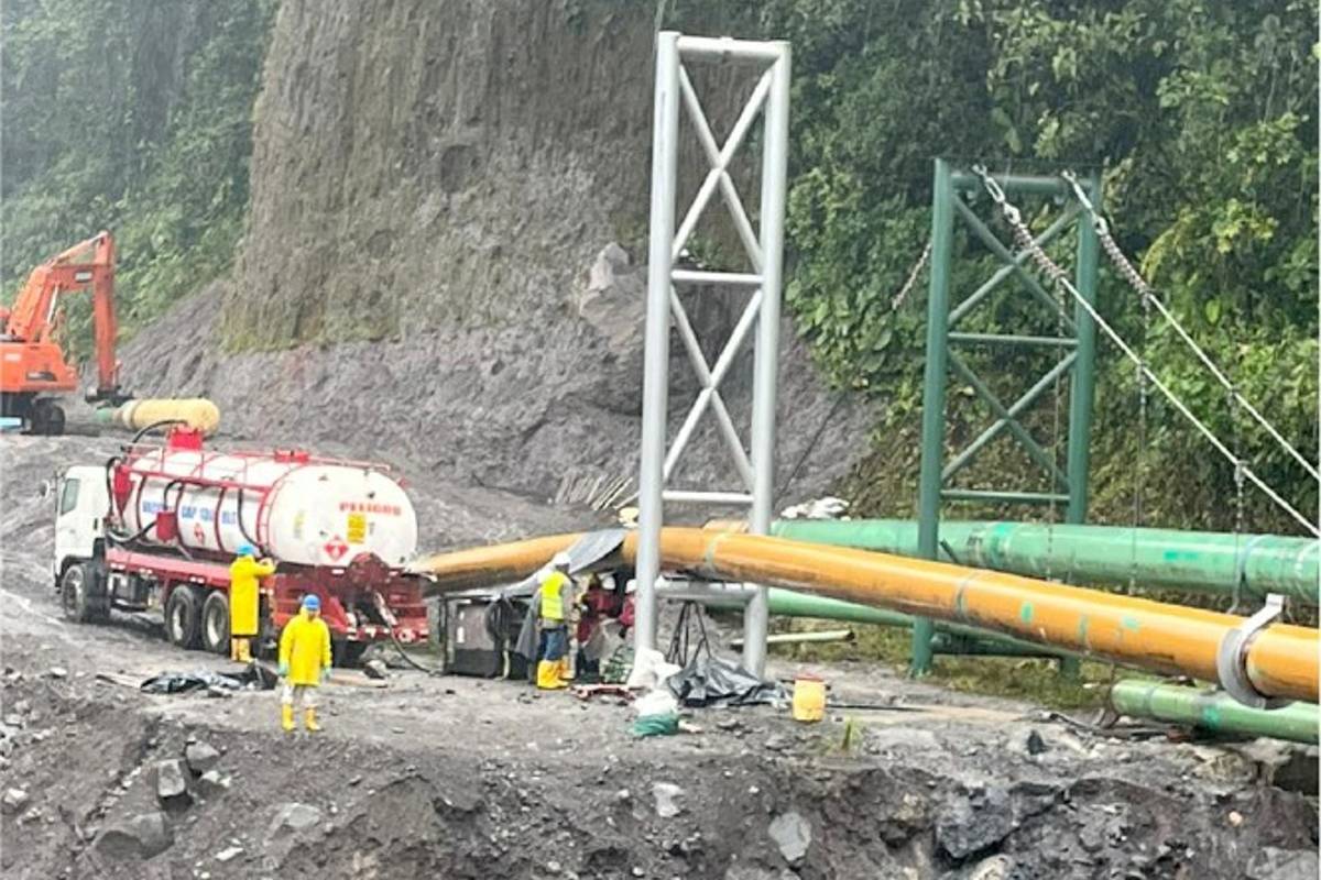 Para retomar las operaciones petroleras, los técnicos resolvieron enderezar los oleoductos y colocarlos sobre un nuevo paso aéreo, en Napo. Foto: Cortesía Petroecuador.