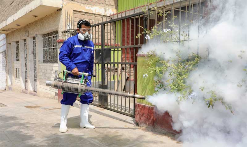 Equipos especializados fumigan y también difunden medidas de prevención y control del dengue. Foto: Twitter Minsa Perú