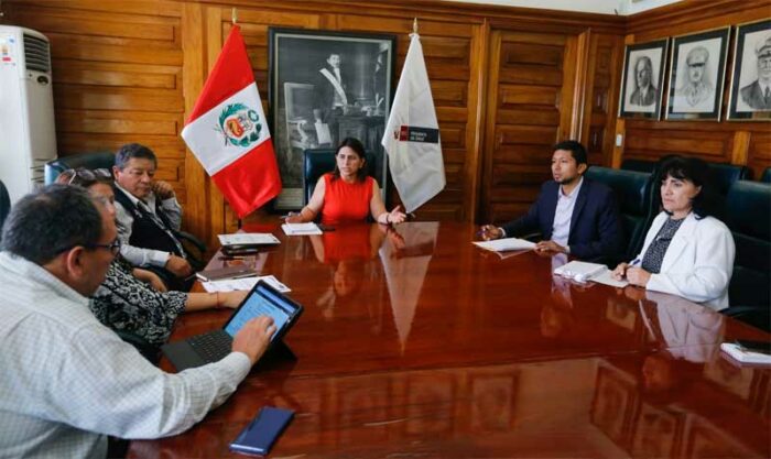 El decreto fue firmado por la presidenta del Perú, Dina Boluarte, la ministra de Salud, Rosa Gutiérrez (de rojo en la foto) y el de Trabajo, Afonso Adrianzén. Foto: Twitter Minsa Perú