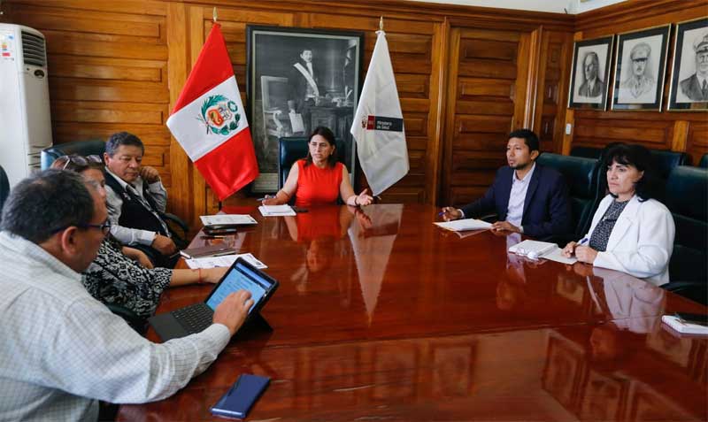 El decreto fue firmado por la presidenta del Perú, Dina Boluarte, la ministra de Salud, Rosa Gutiérrez (de rojo en la foto) y el de Trabajo, Afonso Adrianzén. Foto: Twitter Minsa Perú