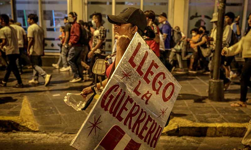 Las protestas que piden la renuncia de la presidenta de Perú, Dina Bolaurte, comenzaron en diciembre del 2022 y en total han muerto 70 personas. Foto: EFE