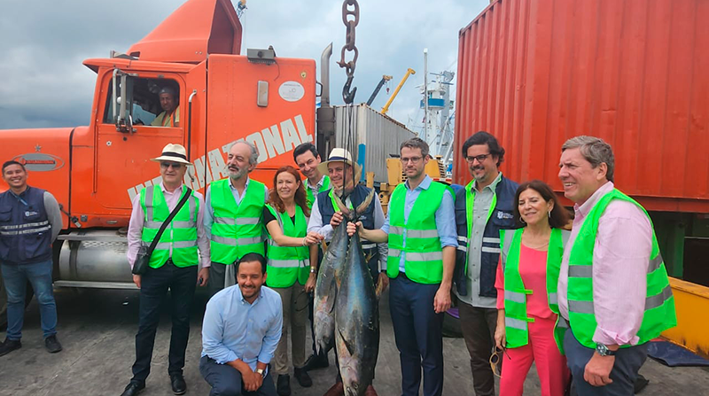 Los europarlamentarios recorrieron la Terminal Portuaria Internacional de Manta. Foto: Twitter @UEenEcuador