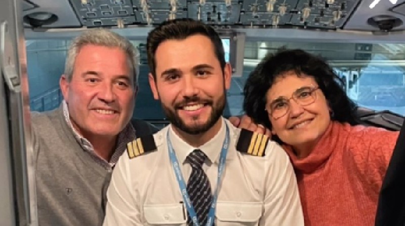 Jordi sorprendió a sus padres con un emotivo mensaje en el avión que él pilotaría. Foto: Instagram @pilot_jordi