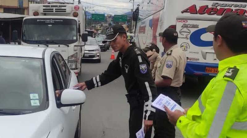 Imagen referencial. Policías durante sus operativos de control en las vías. Foto: Cortesía Facebook Policía Nacional